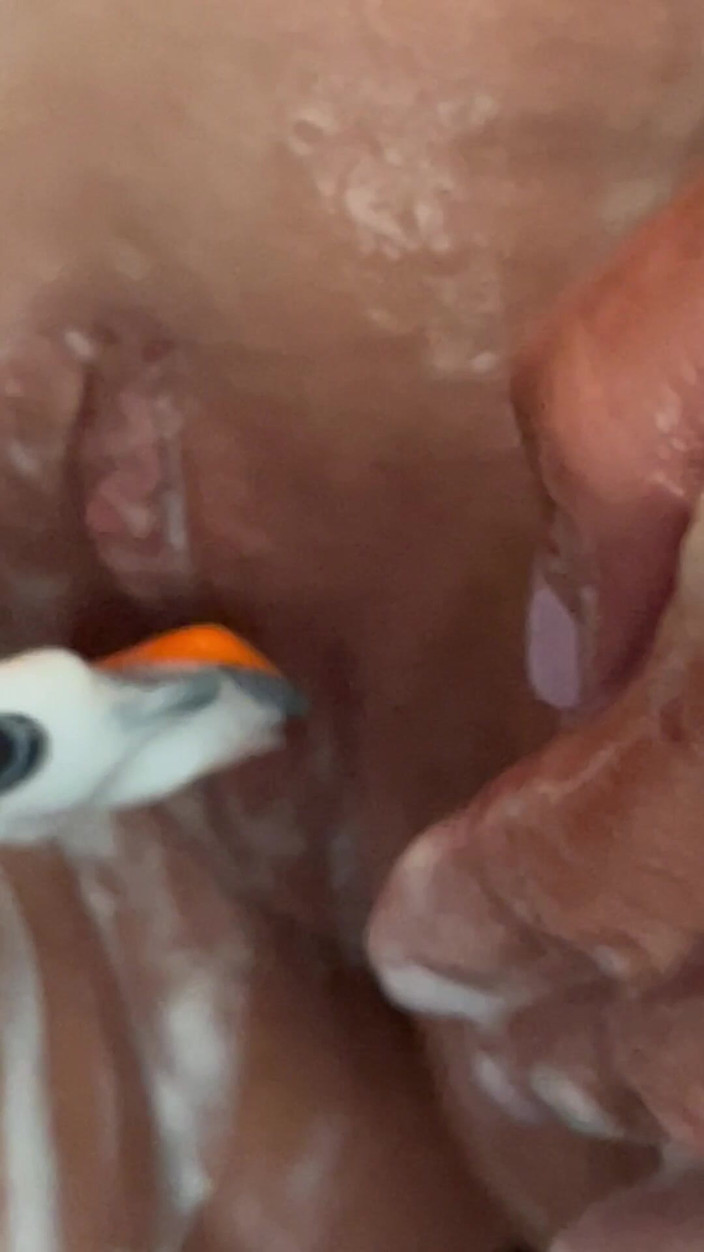 Puck and pussy: Mencukur di bawah kamar mandi