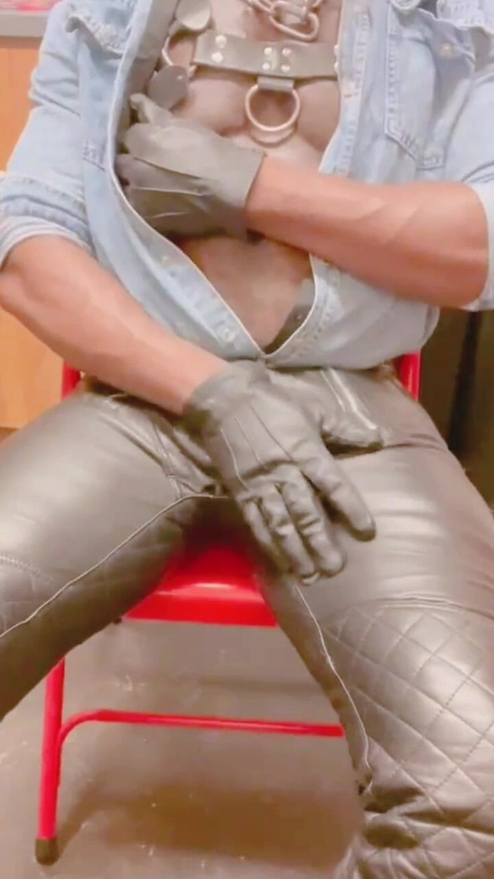 Black mature kinky muscle: Leder-muskel-vater, Solo-tittenspiel