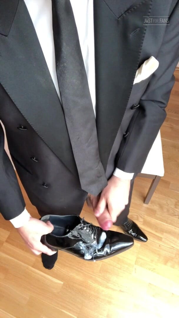 Master Shiny Shoes: Branlette en costume noir