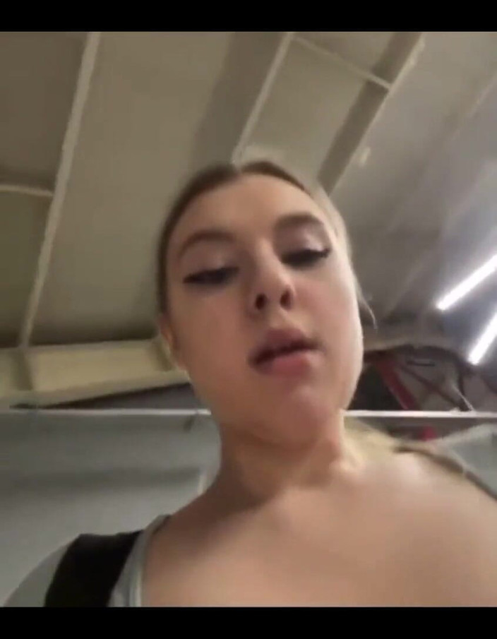 JuiceLussie: Божевільний сквірт під час тренувань у спортзалі