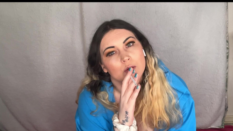 MissFFW: stor vacker kvinnahora älskar bara att kedjerökninga hennes jordgubbscigetter