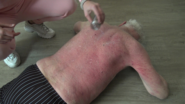 Femdom Austria: Starý bijecí otrok sadistické domácí pomoci!