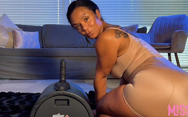 Miss Fluo: 反向女牛仔撸管指挥性爱