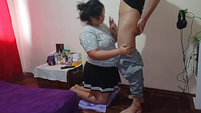 WhysMom: 내 계부가 나를 그의 방으로 데려가, 그는 나를 무릎을 꿇고 내 입에 자지를 넣어 그의 풍부한 정액을 얻을 수 있도록