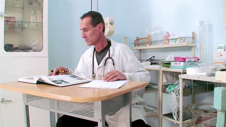 Lethal Teens: ホットティーンは彼女の医者によって犯されて楽しんでいます