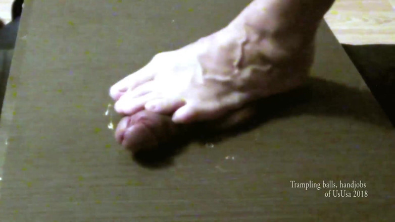 UsUsa: Trampling balls 02
