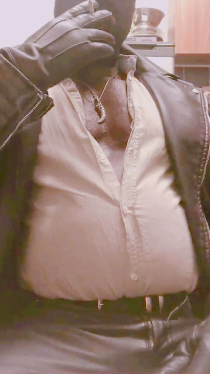 Black smoking muscle stepdad: Zamaskowany skórzany strój sutek grać wzdęty dym brzucha