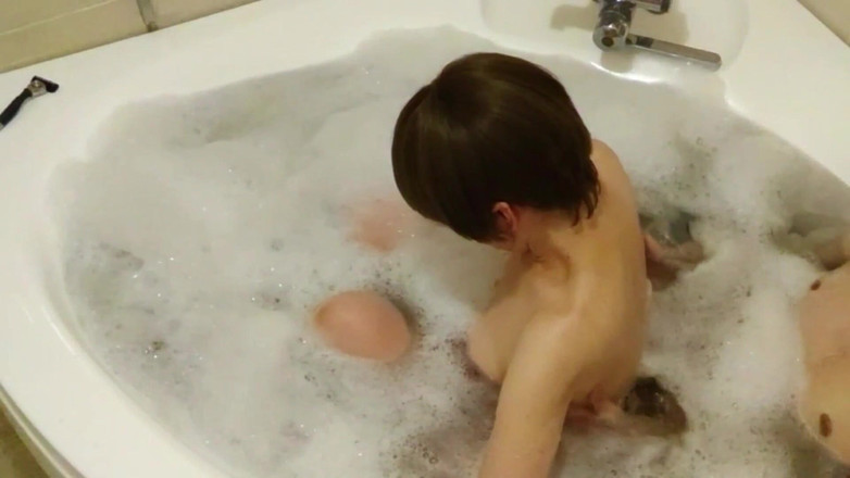 akeieroi: Badewannen-Flirtspiel mit einem Affärenpartner