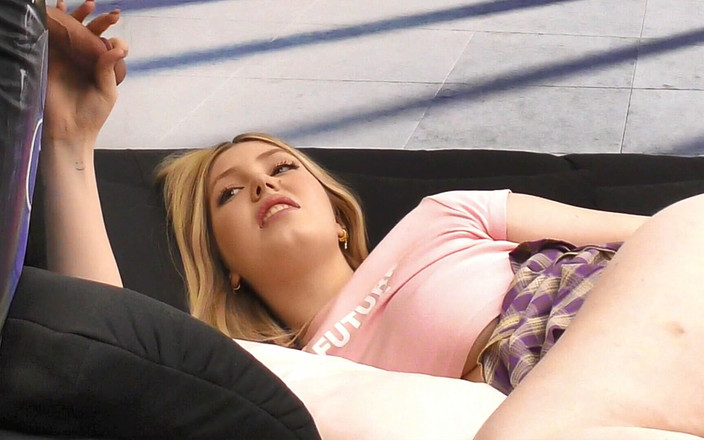 Ignoring Handjobs: 大胸部大屁股令人惊叹的美丽热辣紧致阴户曲线丰满的金发女郎从大鸡巴的 precum