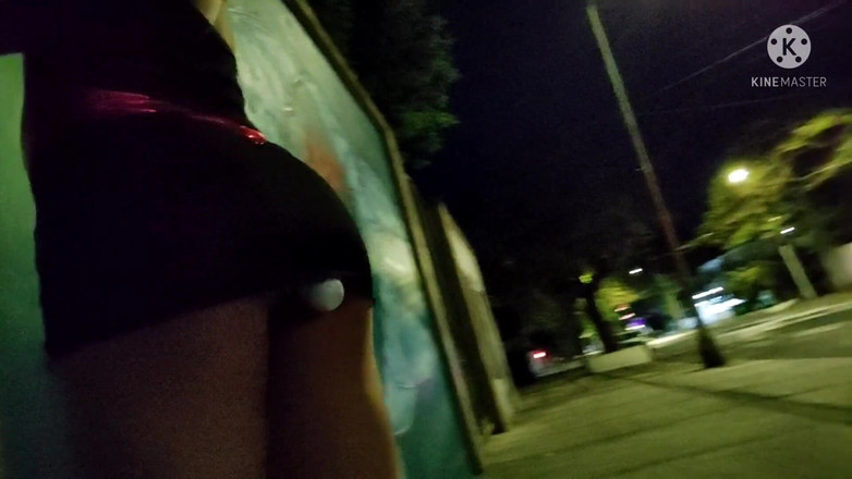 Traviezisha: Sissy transvestã¤t geht draußen mit einem vibrator in ihrem arsch...