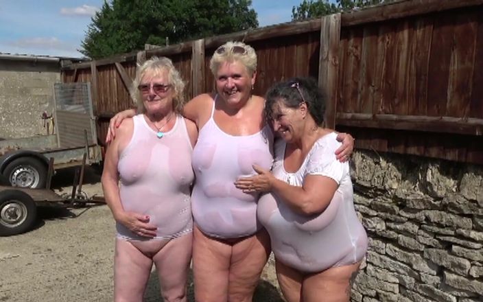 UK Joolz: Немного шаловливая мокрая футболка развлекается, ну 3 шаловливые дамы на самом деле!