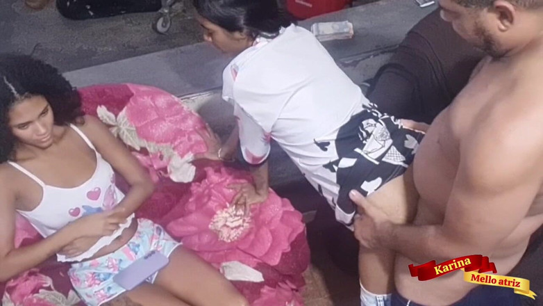 Karinamello: 老人がタダラフィルの錠剤を2錠飲んだ後、二人の継娘と性交を果たす