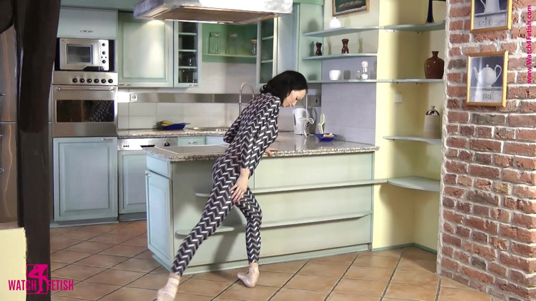Watch4fetish: Flexibility in the spandex catsuit