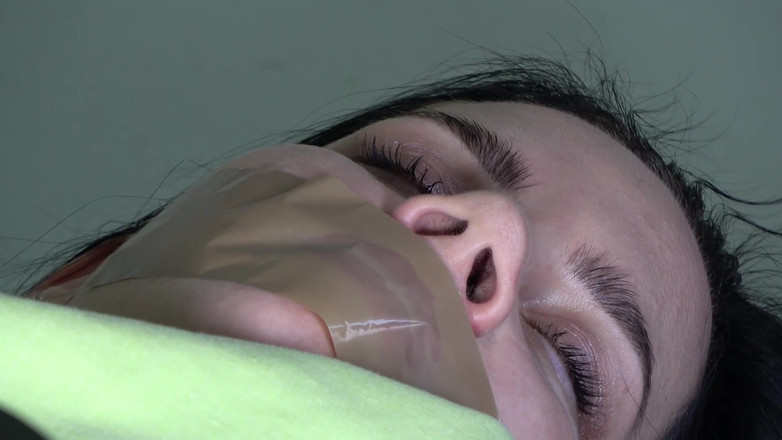 Anna Sky: Schöne mumifizierte anna kann sich nicht davon abhalten zu kommen