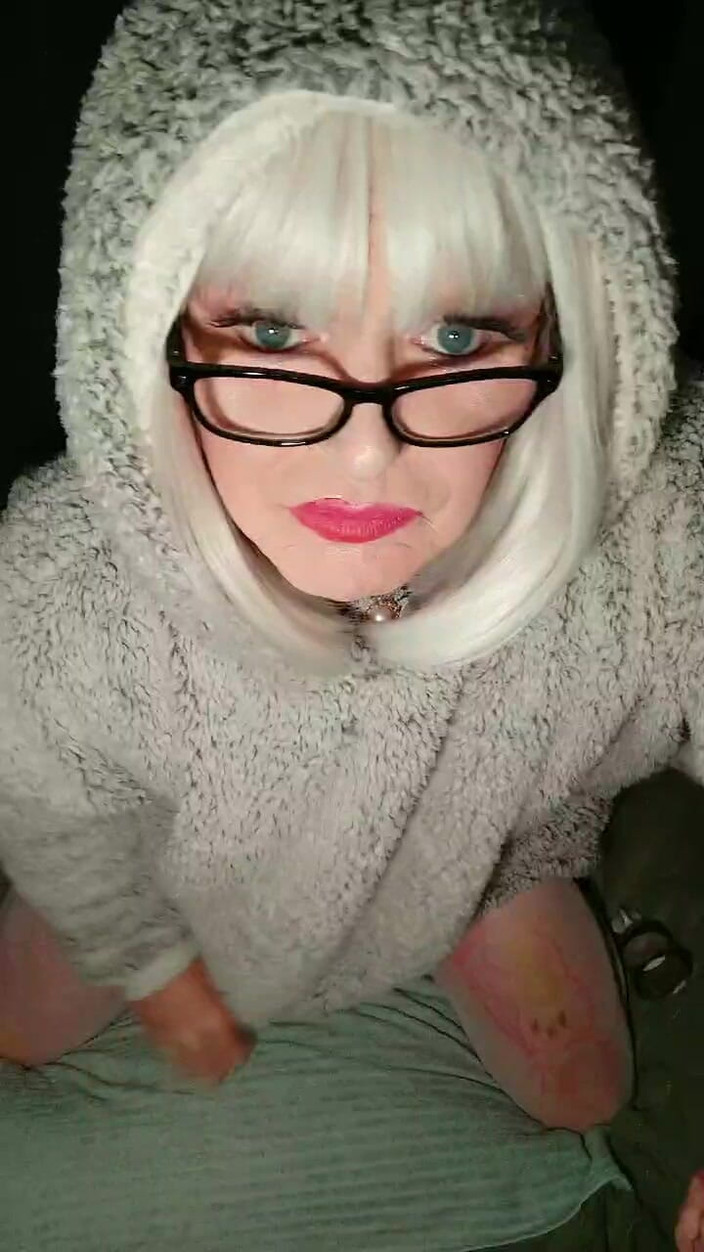 Emma Browne: Sevimli travesti boşalıyor