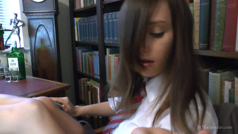 St Mackenzie's Archive: Jo si hraje se svými hedvábnými vlasy, když se svléká