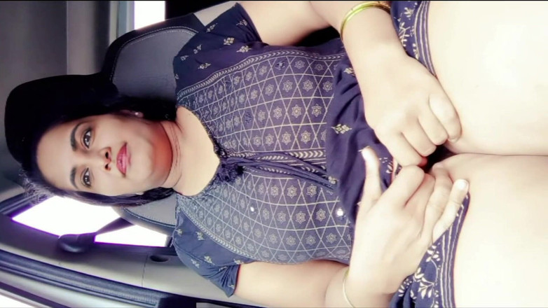 Your Arya: Iubită indiană cu țâțe mari futută în public