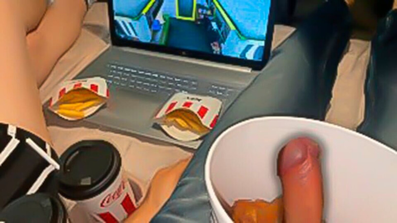 Marshmallow Sweet: Cubo de Kfc con una sorpresa adentro A su hermanastra...