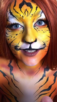 Tijgermeisje bodypaint zuigen en neuken