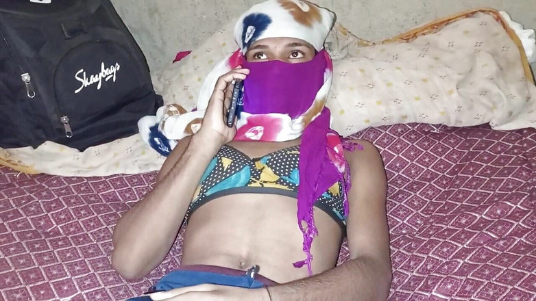 Indian Hijraji: Pooja立即邀请一个年轻的邻居男孩来她家，并解渴了他对她的屁股的渴望