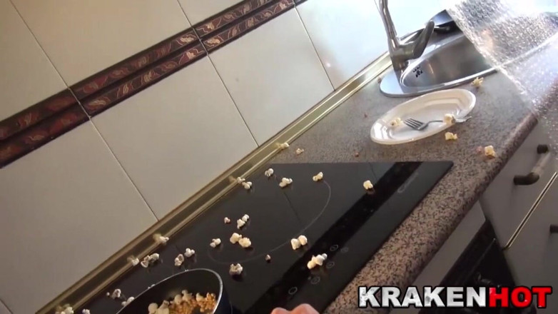 Krakenhot: Blowjob suri rumah lucu buatan sendiri di dapur