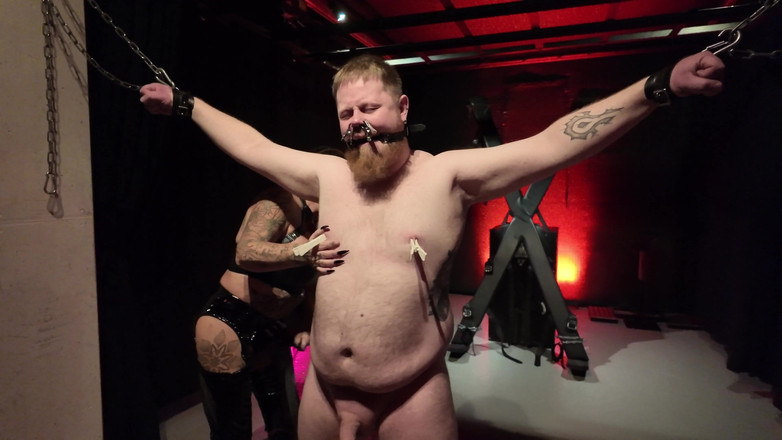 Domina Dark: Enchaîne-moi et gifle ma bite