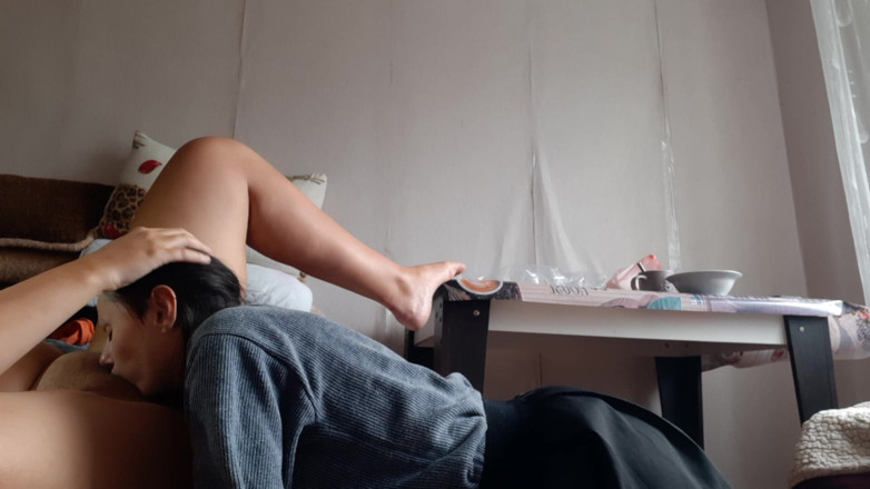 Lesbian-illusion: 彼女に頭のマッサージをしながら、彼女は私の膣を吸い、キスし、舐めてくれます