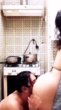 Önlük üzerinde, ama hiçbir şey erkek arkadaşım beni mutfakta sikiyor ft babyluna939