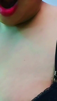 Als mijn man niet thuis is, laat zijn hete vrouw haar groot zien terwijl hij zijn vriend aan het videogesprek maakt, deel 2