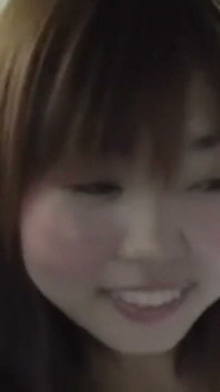 若い既婚妻が大きな赤いディルドに乗る