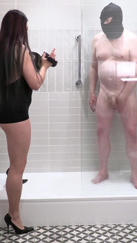 Slavesex et CFNM sous la douche