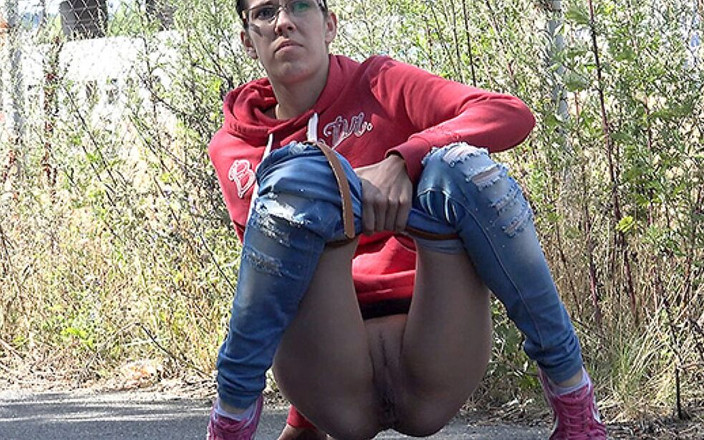 Puffy Network: Sweatshirt en sneakers van Got2Pee waar meisjes komen om te...