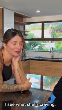 Karımın kız kardeşi deli! Dün gece karımı ve beni siktiğimi duyduktan sonra anal seks yapmak istiyor - orta yaşlı seksi kadın