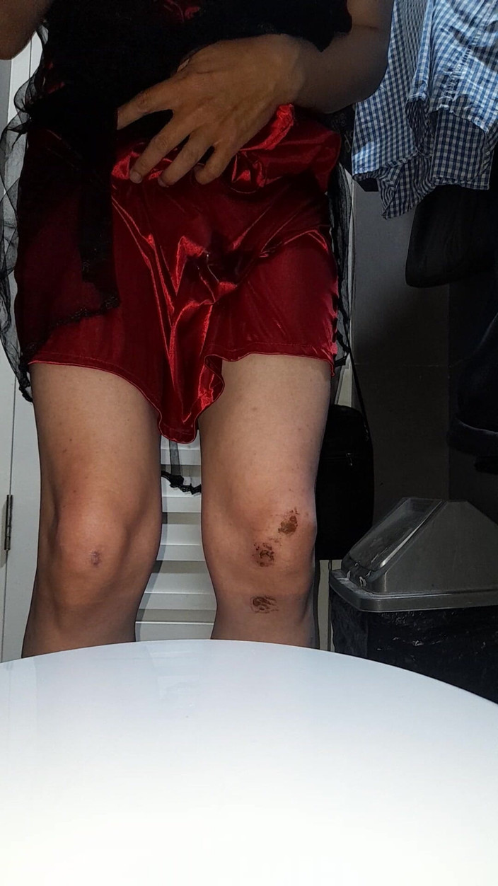 Naomisinka: Pancutan mani ke dalam lapisan sutera satin dari pakaian yang...