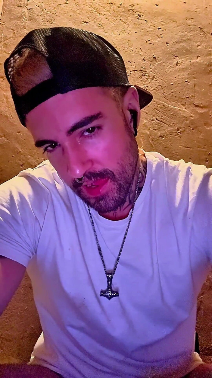 JackSpanish: 从软到硬：观看我的鸡巴在公共厕所工作的新假期中生长