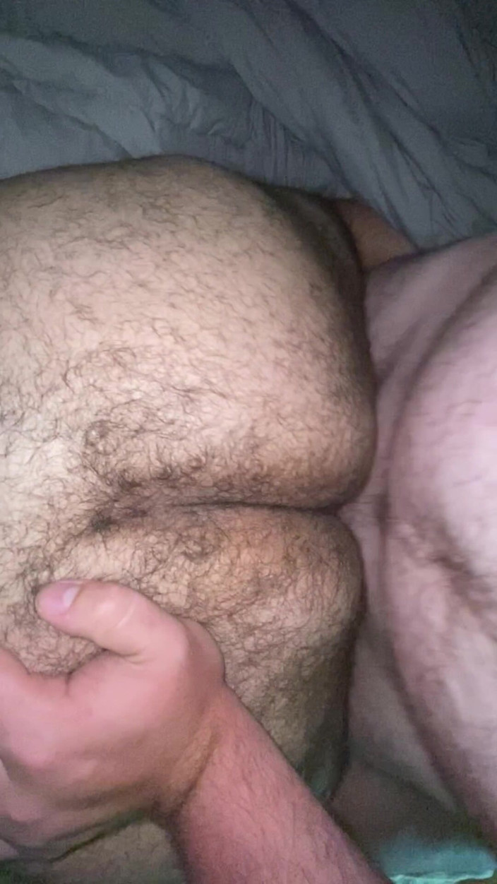 Jay M: 从后面操毛茸茸的荡妇，让他们在白鸡巴上射精