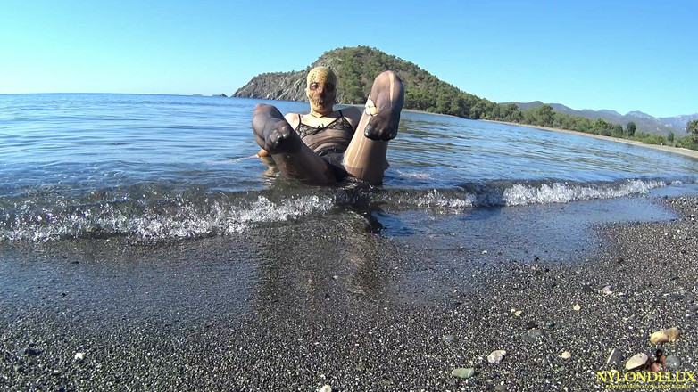 Nylondelux: Tulle dress dan nylon basah di pantai
