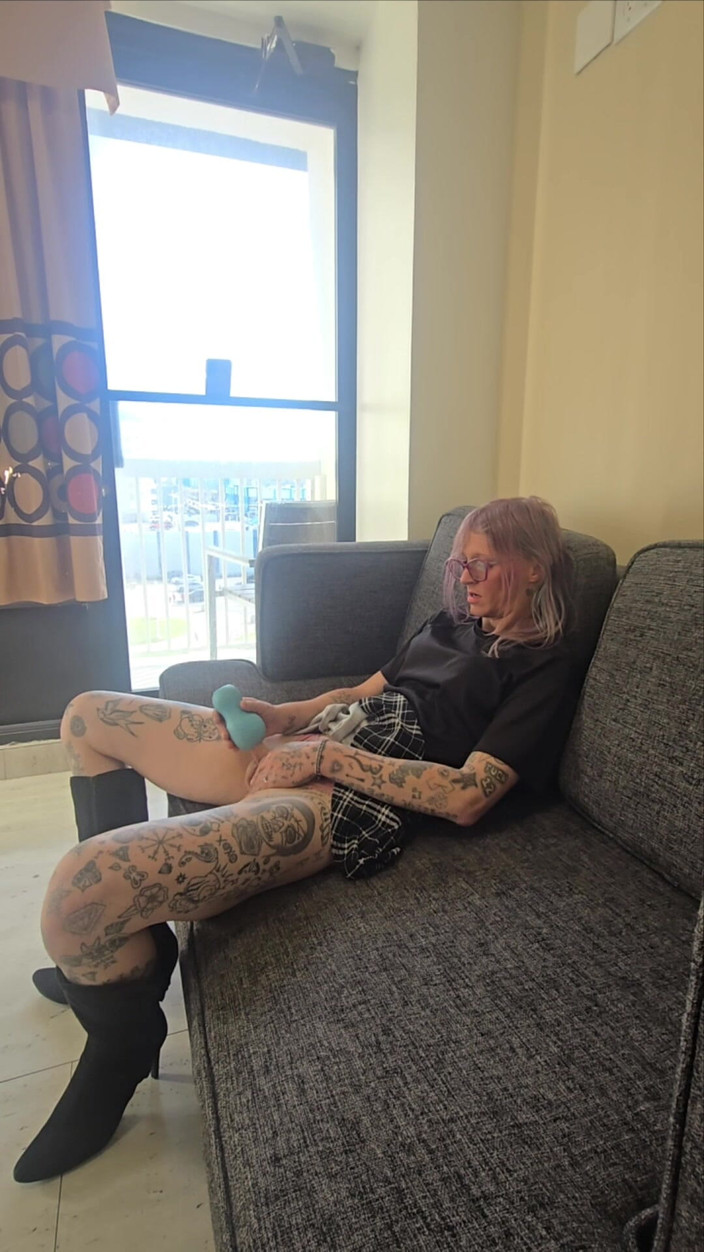 Lynn Kaotik: Curva trans ejaculează pe propria față