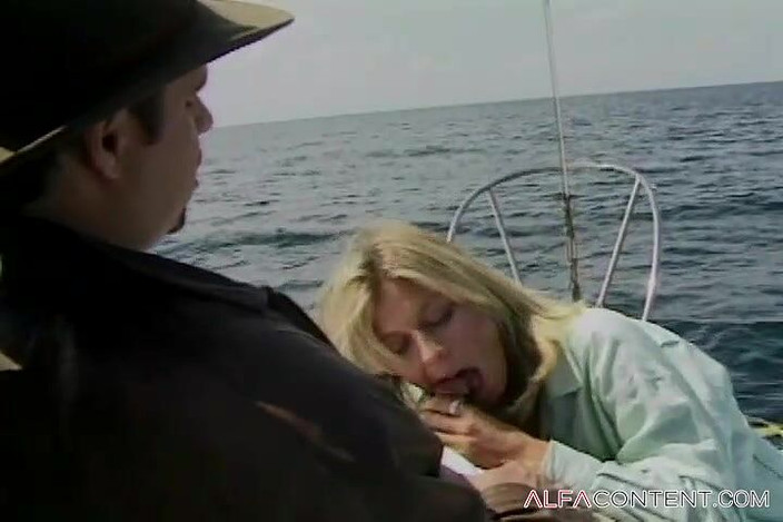 Alfa Planet: Bionda con un corpo fantastico sborra un cazzo su una...