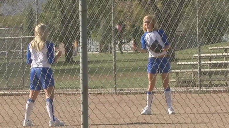 Lesbians and Masturbation: 欲情したブロンドのレズビアンの汚い秘密