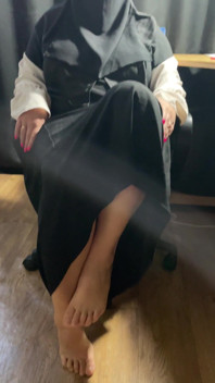 Syrian MILF Shows Pussy