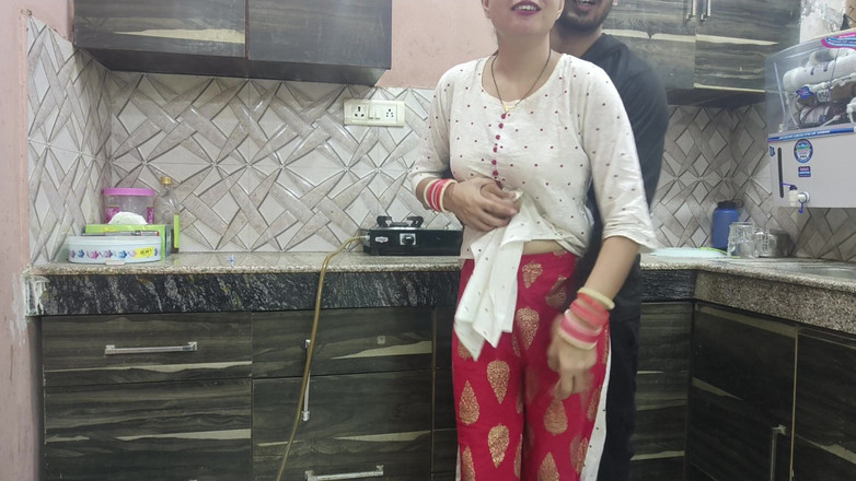 Hornycouple149: 前男友说服前女友在厨房里做最后一次性爱，射在她性感美丽的身体上 - 热辣的 XXX