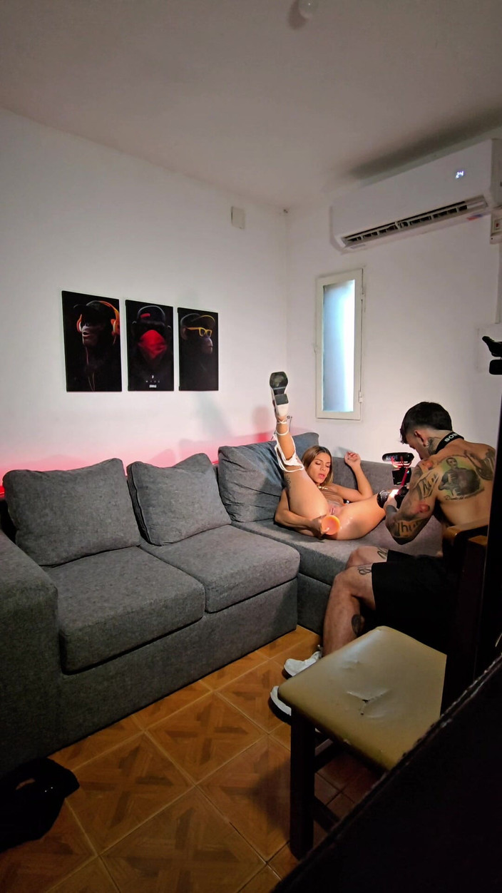 Young big apple: Wesołych Świąt, Macocho! Daj Mi Swój Tyłek, Za to, Że Jesteś Dziwką!