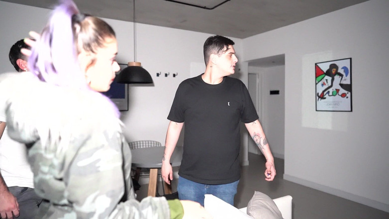 Knock Knock Club: 熄灯！我们想租一个新地方，但我们最终操得很辛苦