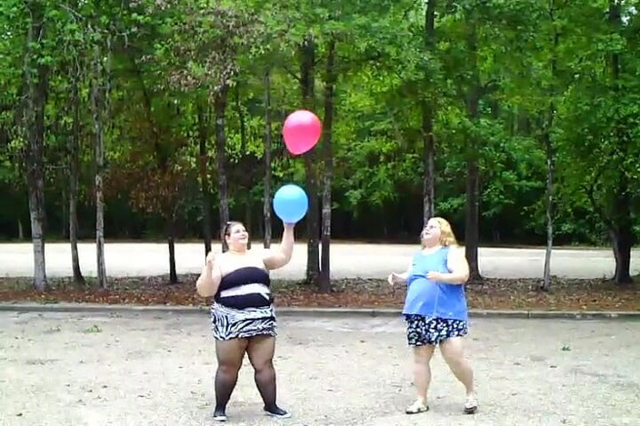 BBW nurse Vicki adventures with friends: Angie Kimber und ich spiele mit ballons draußen