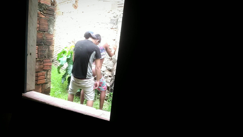 MiguellTrajano: Lieferbote folgte kunden nach einer verlassenen menge, um seinen arsch...