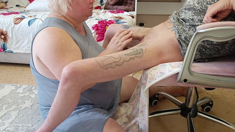 Zona901: Istri nonton temannya lagi nyepong kontol sampai telan sperma