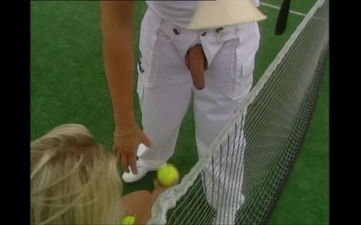 My porn family: Underbar amatör MILF med stora tuttar röv knullad i tennisbanan...