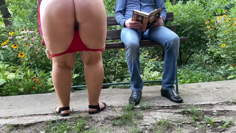 OurFetishLife: Ma belle-mère avec un énorme cul sexy pisse à côté de moi