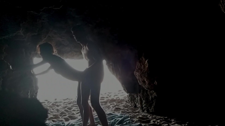 Magia Rosa: Couple recorded at the beach, inside the cave